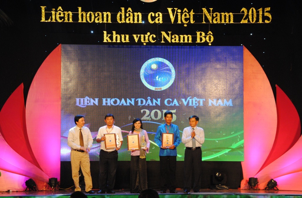 5 tiết mục xuất sắc nhất được chọn dự Liên hoan dân ca Việt Nam - 1 BTC trao giải thưởng cho các đội xuất sắc tại Liên hoan dân ca Việt Nam khu vực Nam bộ