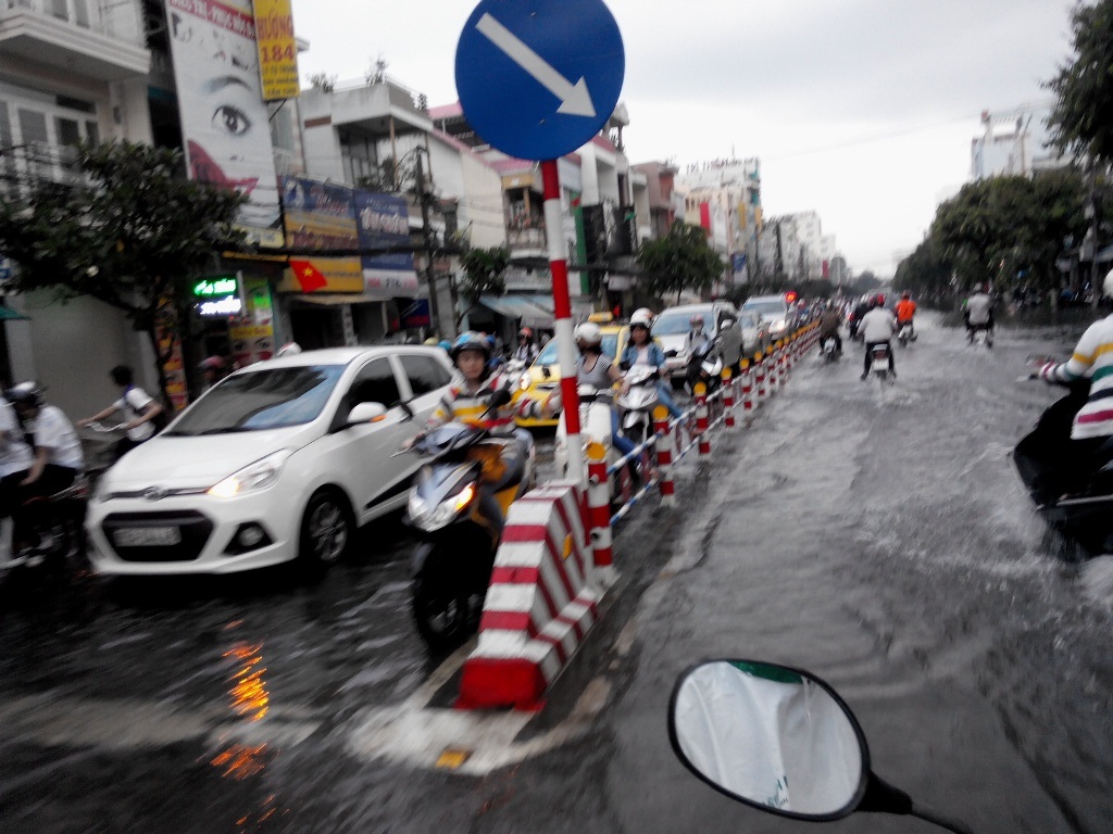 Đường Lý Tự Trọng có chỗ ngập sâu hơn 0,6m