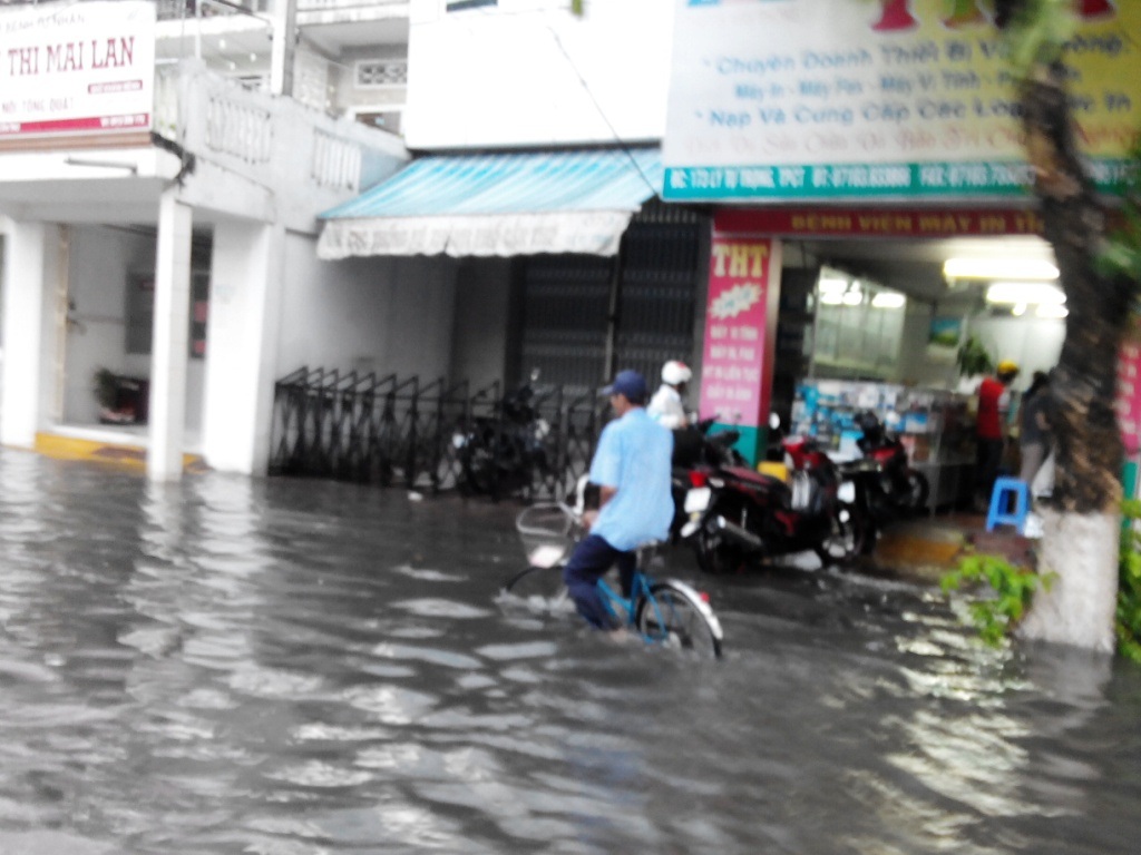 Đường Lý Tự Trọng có chỗ ngập sâu hơn 0,6m