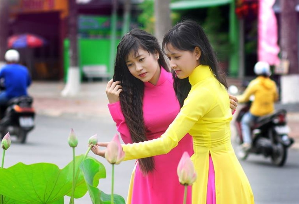 Ngỡ ngàng ngắm hoa sen nở giữa phố mừng sinh nhật Bác - 10 Những thiếu nữ e ấp tạo dáng bên hoa sen (Ảnh: Minh Thành)