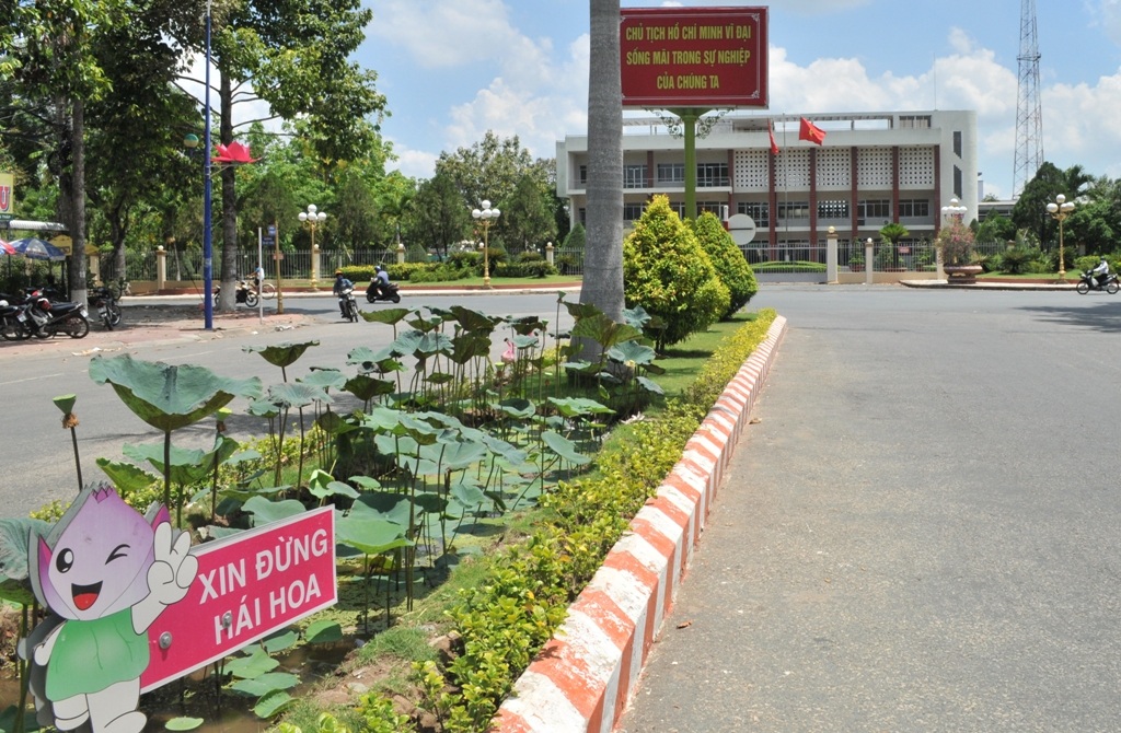 Ngỡ ngàng ngắm hoa sen nở giữa phố mừng sinh nhật Bác - 11 Vận động nhân dân cùng chăm sóc, giữ gìn hoa sen trên phố.