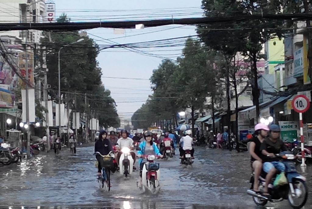 Đường Trần Việt Châu cũng bị ngập nặng..