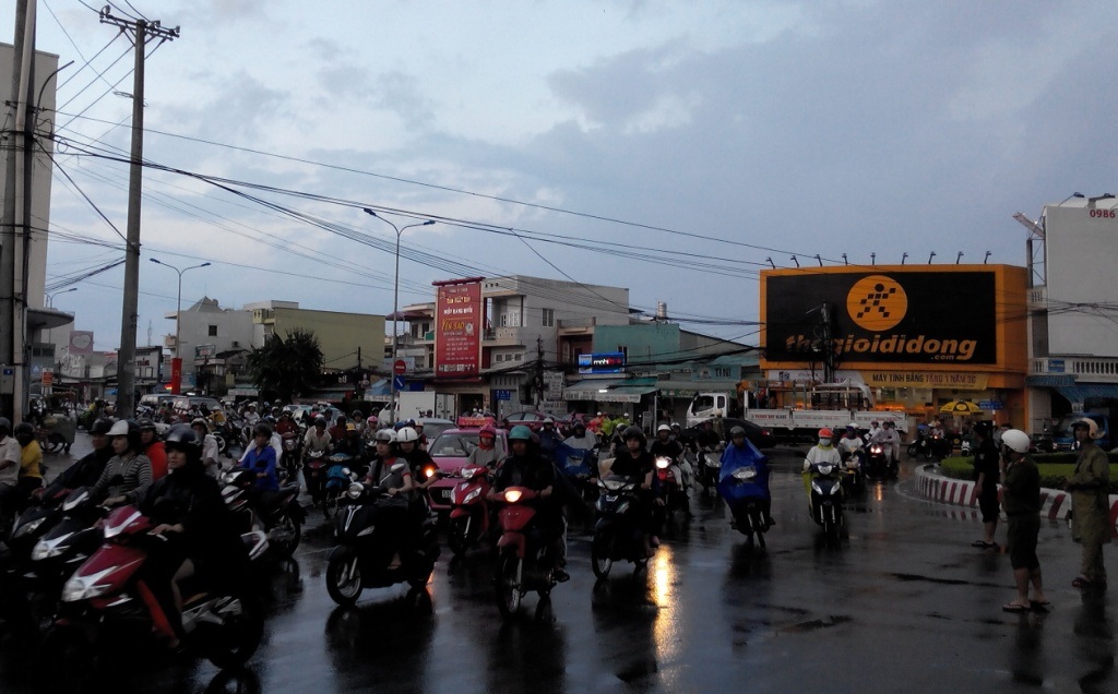 Đường Trần Việt Châu cũng bị ngập nặng..