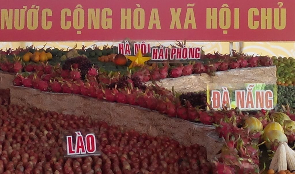 Ngắm bản đồ Việt Nam làm bằng... 2,6 tấn trái cây - 2 Thủ đô Hà Nội...