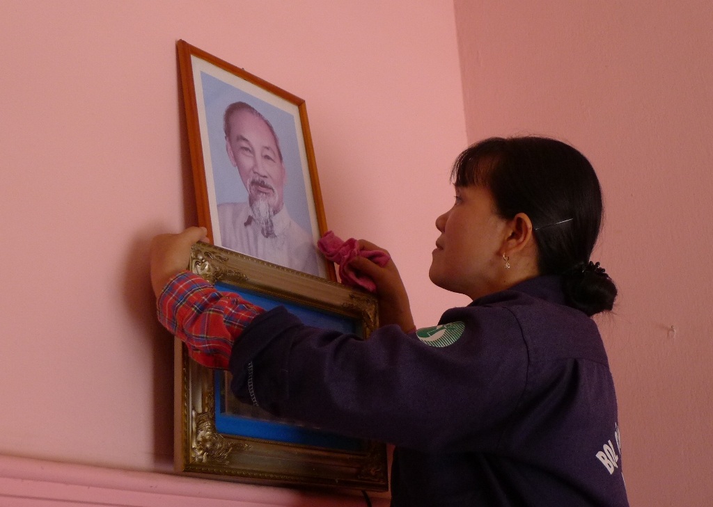 “Đã có lao động thì không có nghề nào thấp hèn” - 2 Trong căn nhà khang trang của mình, vợ chồng chị Hoa dành chỗ trang trọng nhất để treo ảnh Bác Hồ
