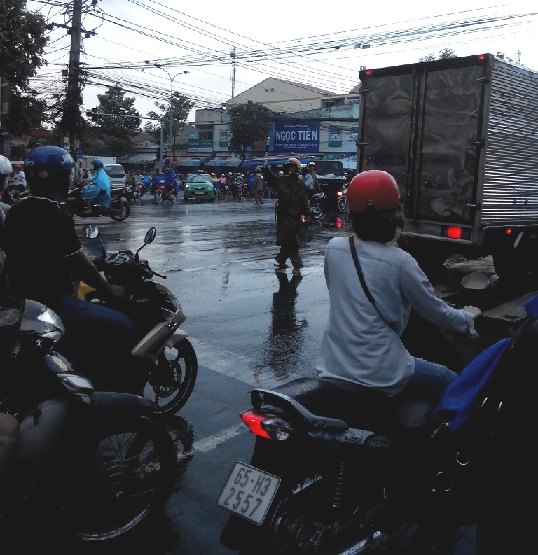 Tại ngã 4 đường 3/2 với quốc lộ 91B sau cơn mưa bắt đầu hỗn loạn