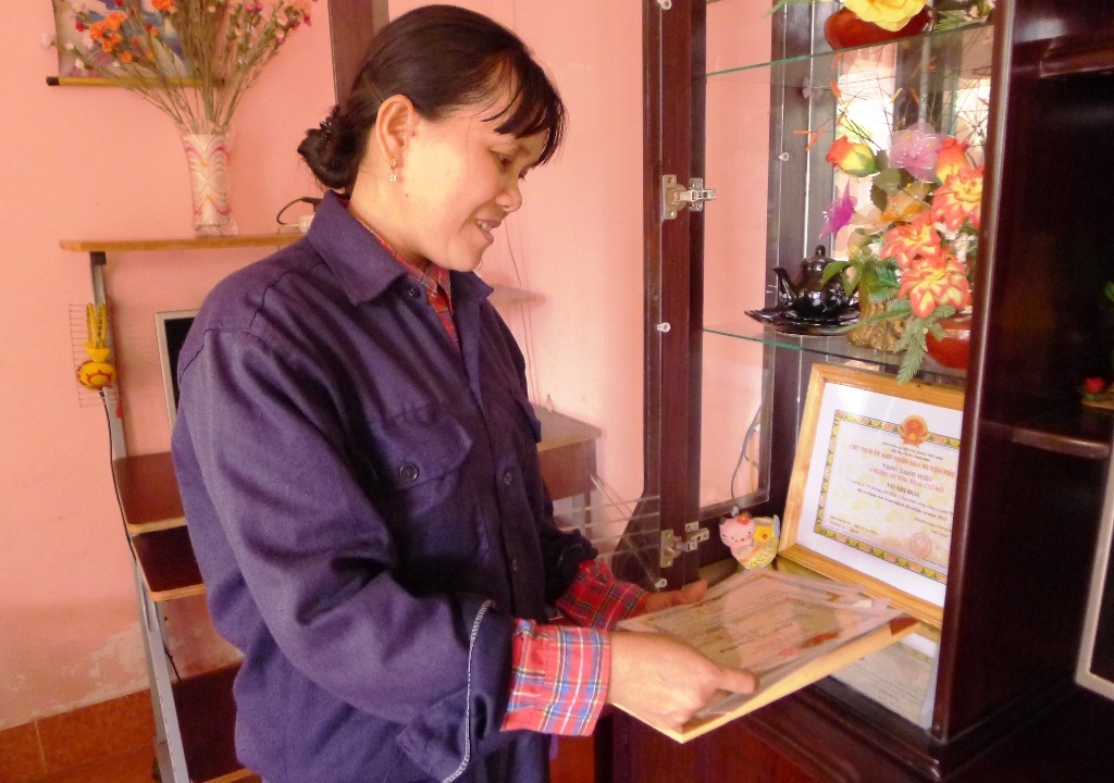 “Đã có lao động thì không có nghề nào thấp hèn” - 3 Sự vất vả của chị trong suốt 18 năm qua giờ đã được đền đáp bằng những tấm giấy khen của 3 đứa con