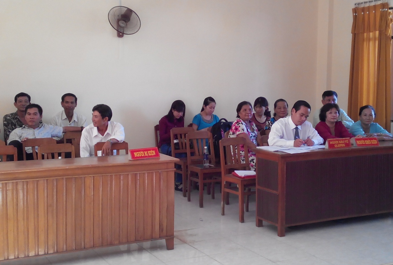 Canh tác gần 30 năm, 60 ha đất “lọt” vào quỹ xã: Hoãn phiên tòa vì không xác định được vị trí đất xử phạt - 1 Tại phiên tòa, thư ký toà cho biết HĐXX không cho phóng viên chụp hình.