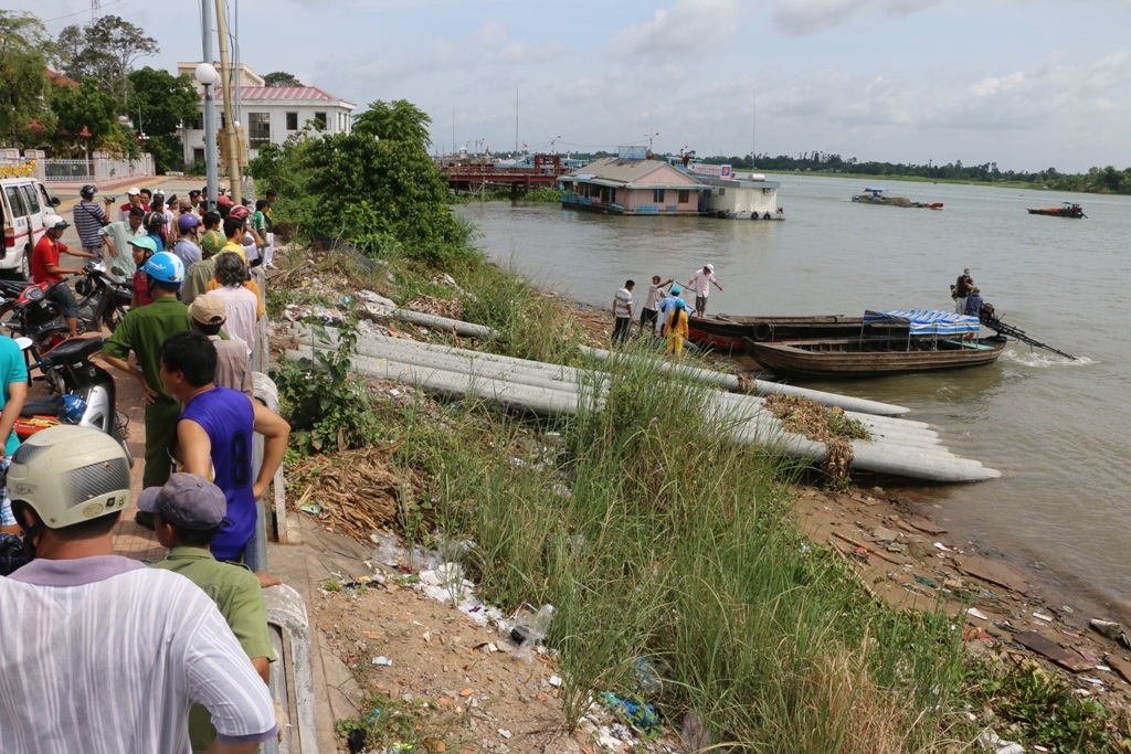 Vụ 3 mẹ con mất tích: Thi thể người mẹ trôi cách hiện trường 10km - 3 Đến khoảng 9 giờ, lực lượng chức năng tìm được xác chị Út Em, cách hiện trường khoảng 10km