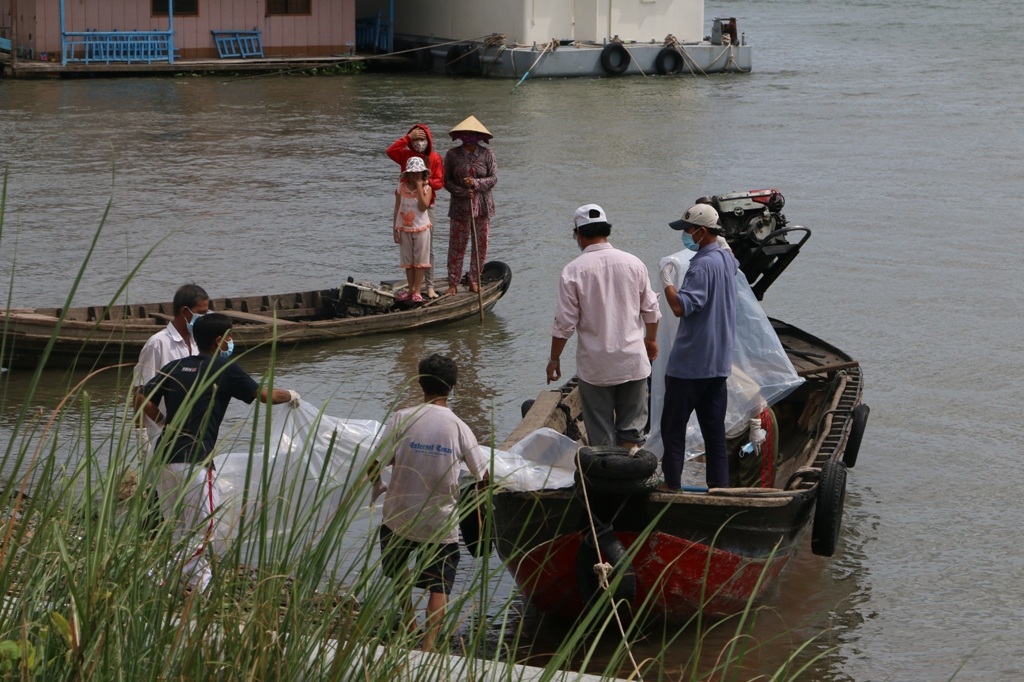 Vụ 3 mẹ con mất tích: Thi thể người mẹ trôi cách hiện trường 10km - 4 Đến khoảng 9 giờ, lực lượng chức năng tìm được xác chị Út Em, cách hiện trường khoảng 10km