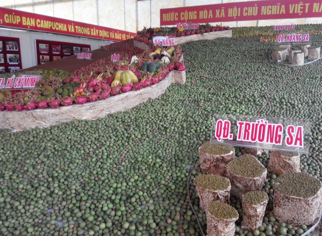 Ngắm bản đồ Việt Nam làm bằng... 2,6 tấn trái cây - 5 Bản đồ thể hiện rõ hai quần đảo Trường Sa và Hoàng Sa