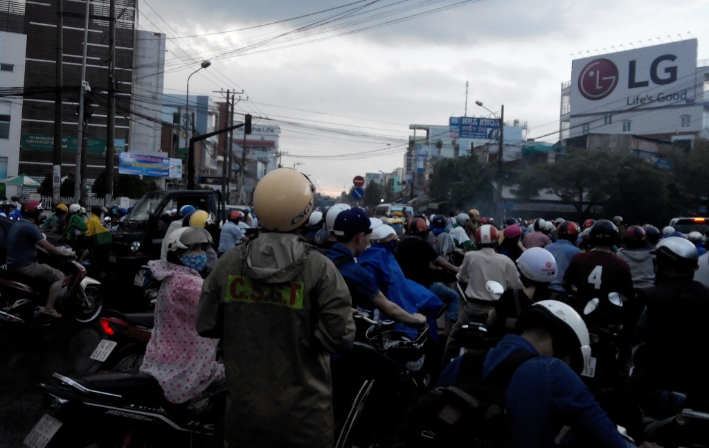 Cảnh sát giao thông cũng bị kẹt trong dòng người hối hả về nhà sau cơn mưa lớn