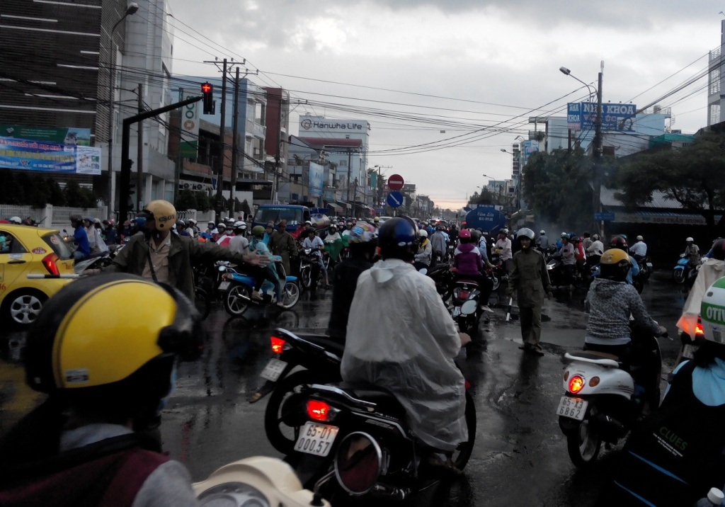 Cảnh sát giao thông cũng bị kẹt trong dòng người hối hả về nhà sau cơn mưa lớn