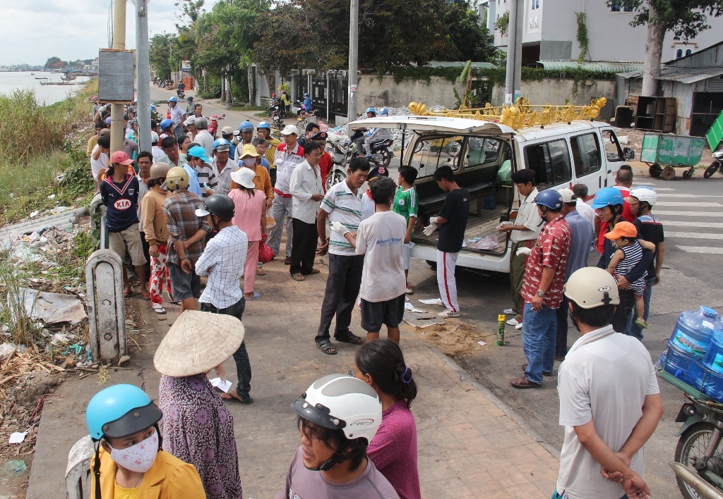 Vụ 3 mẹ con mất tích: Thi thể người mẹ trôi cách hiện trường 10km - 5 Đưa thi thể các nạn nhân đi khám nghiệm và bàn giao cho gia đình lo hậu sự.