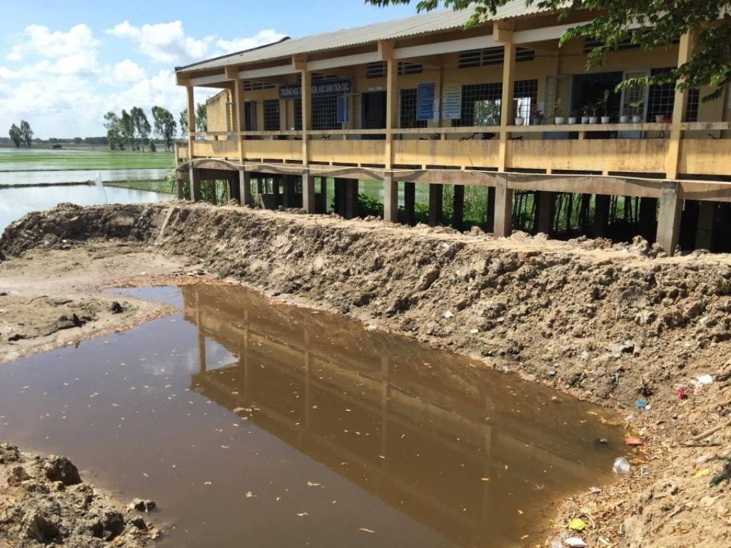 Nguy hiểm hố nước sâu trước trường tiểu học