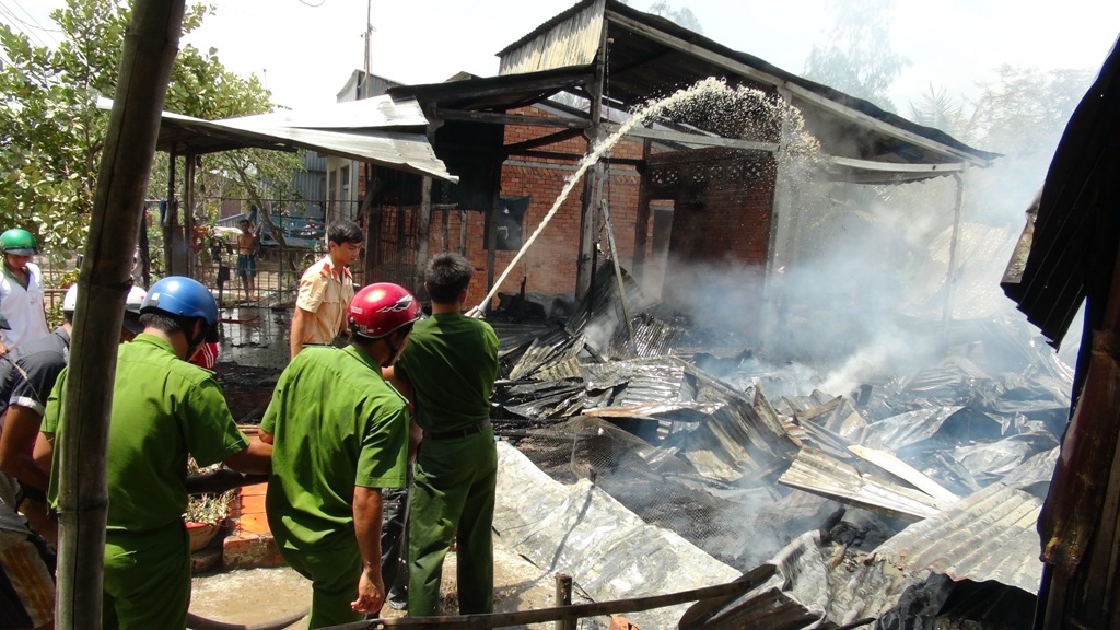 5 nhà dân bị bà hỏa thiêu rụi hoàn toàn