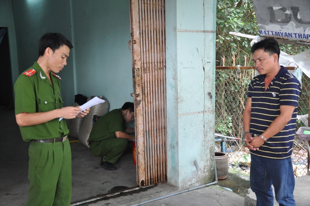 Đối tượng Nam bị cơ quan điều tra bắt để làm rõ hành vi chiếm đoạt tài sản