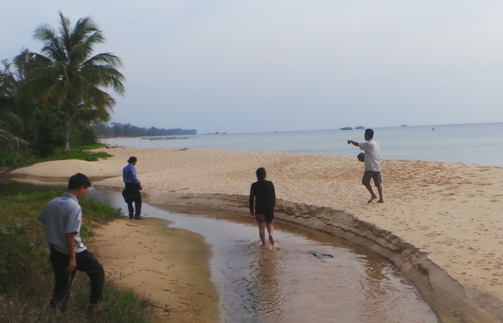 Chiêm ngưỡng những bãi biển hoang sơ hiếm hoi tại Phú Quốc - 11 Đến Phú Quốc ngày nay tìm những bãi biển hoang sơ thế này là rất hiếm