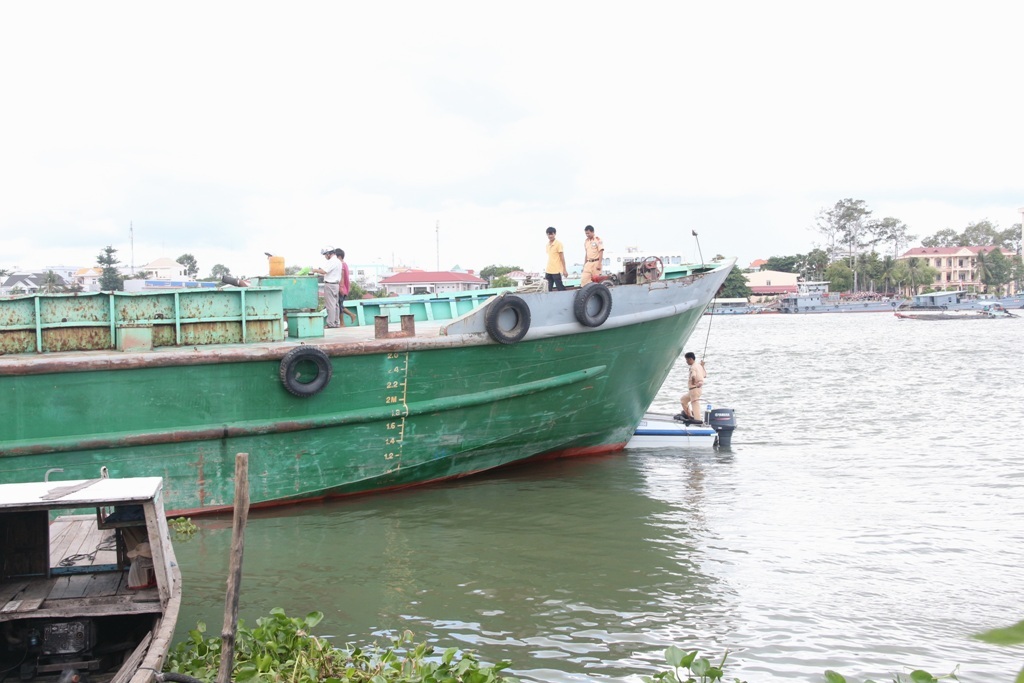 Va chạm với sà lan 500 tấn, 3 mẹ con mất tích trên sông Hậu - 1 Công an khám nghiệm hiện trường vụ tai nạn
