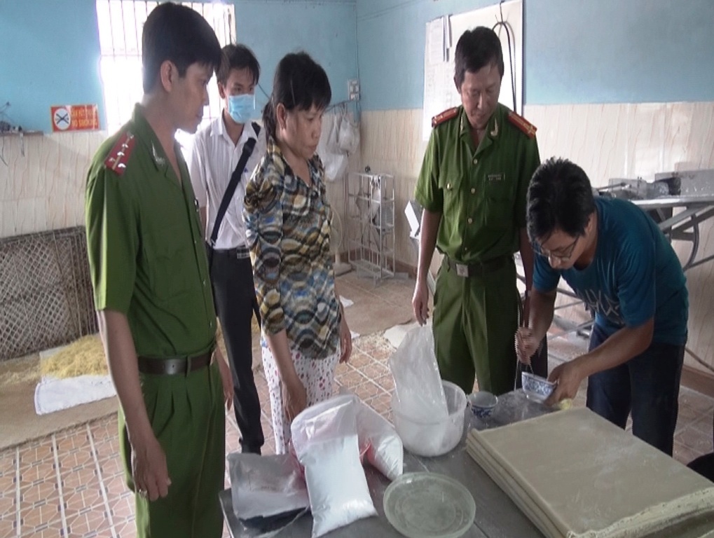 Phát hiện hàng trăm kg mì sợi “ngậm” hàn the - 1 Đối tượng Diệu Hiền trước tang vật bị cơ quan chức năng phát hiện