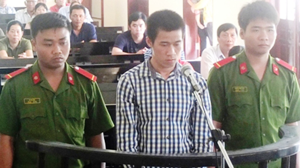 Đi trộm bỏ lại đôi dép bị bắt, lòi ra tội giết người