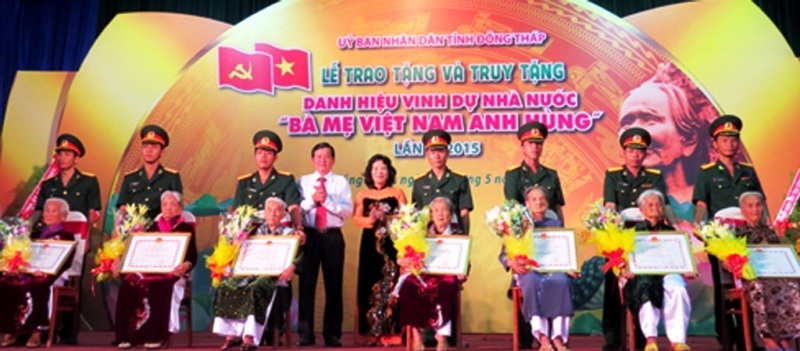 242 mẹ được tặng, truy tặng danh hiệu “Bà mẹ Việt Nam anh hùng” - 1 Lãnh đạo Đồng Tháp trao tặng và truy tặng cho 242 danh hiệu Bà mẹ Việt Nam anh hùng