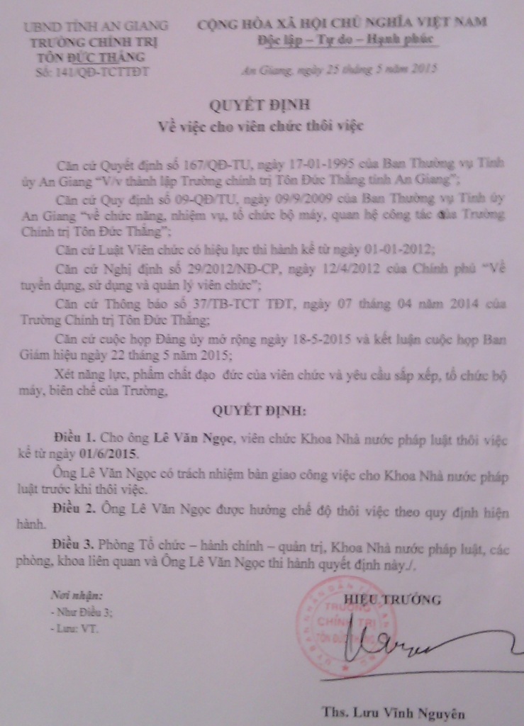 Vụ giảng viên tố giác sai phạm bị mất việc, khai trừ Đảng: Vừa được khôi phục Đảng đã nhận quyết định nghỉ việc! - 1 Khi nhận quyết định nghỉ việc này, ông Lê Văn Ngọc vô cùng bất ngờ.