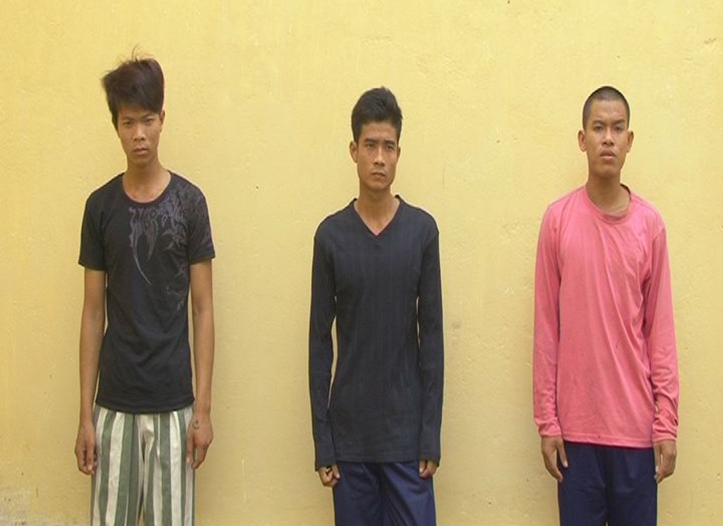 3 thanh niên nhậu say ra đường chặn xe, chống người thi hành công vụ - 1 Các đối tượng trước cơ quan điều tra