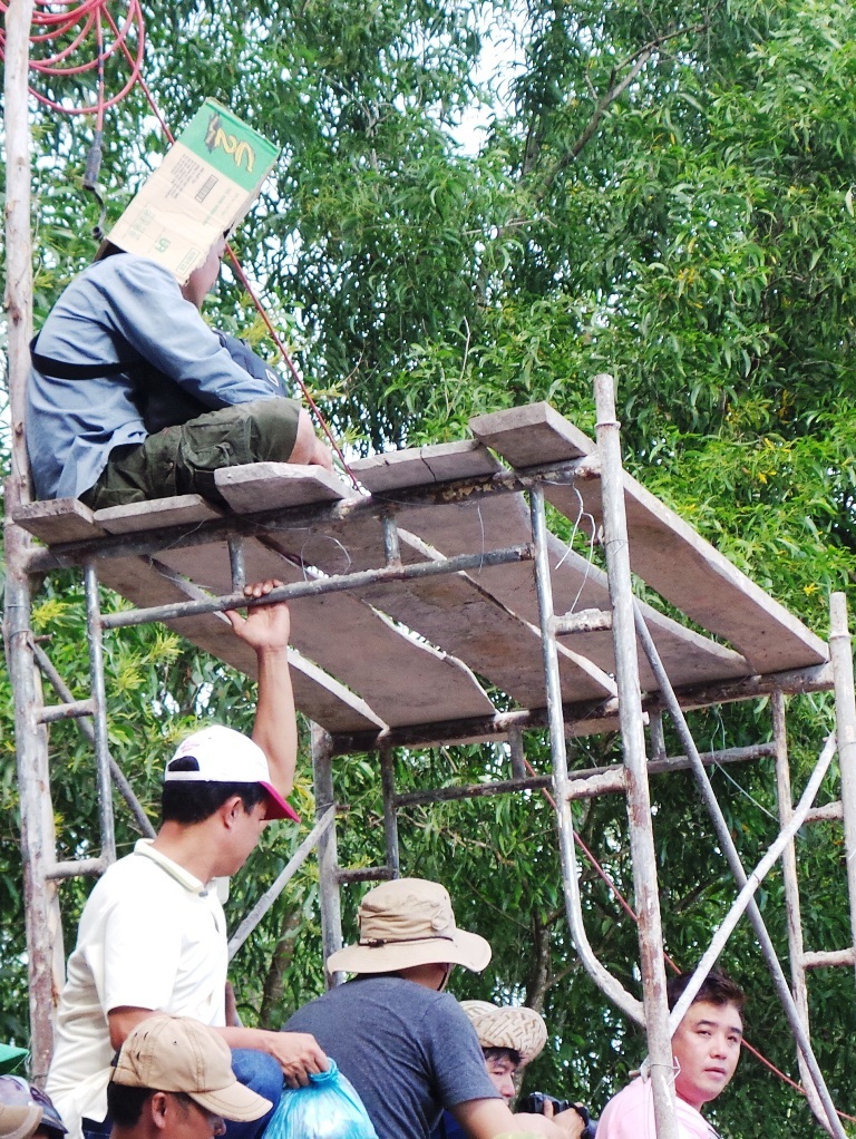 "Rùng mình" nhìn nhà báo miền Tây tác nghiệp - 8 Chênh vênh...
