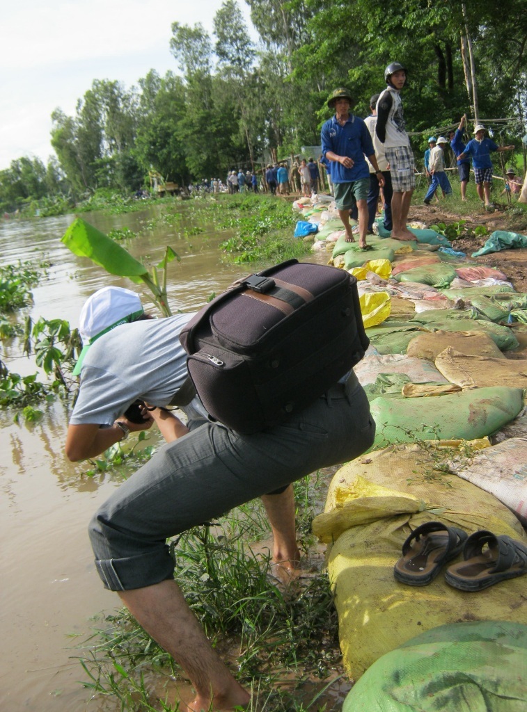 "Rùng mình" nhìn nhà báo miền Tây tác nghiệp - 5 Say nghề...