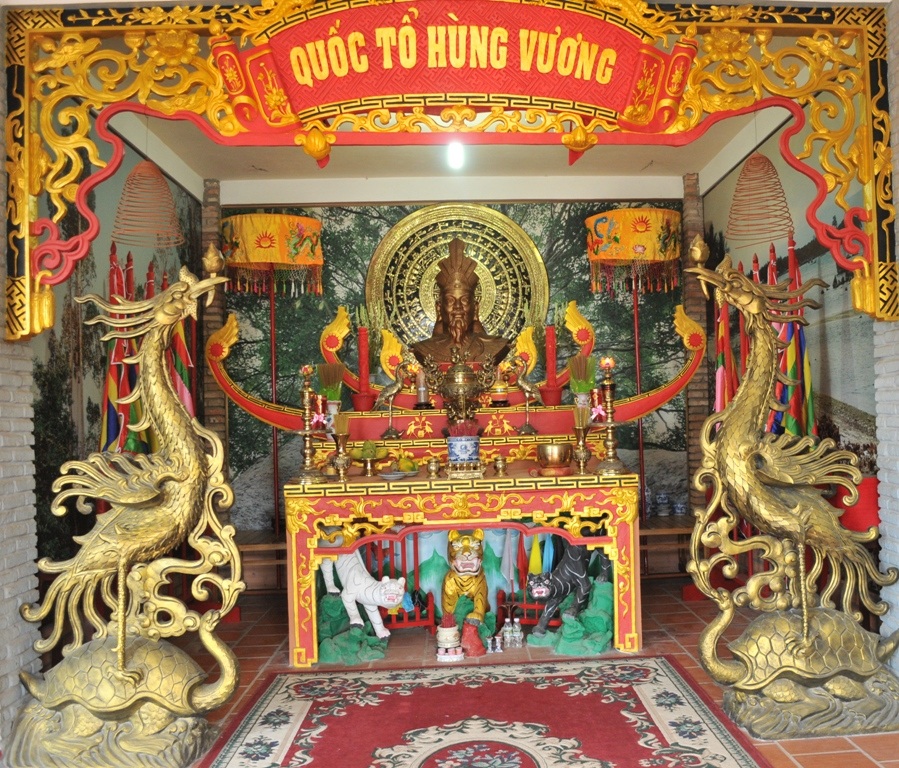 Bước vô tầng trệt bảo tàng là bàn thờ Quốc tổ Vua Hùng