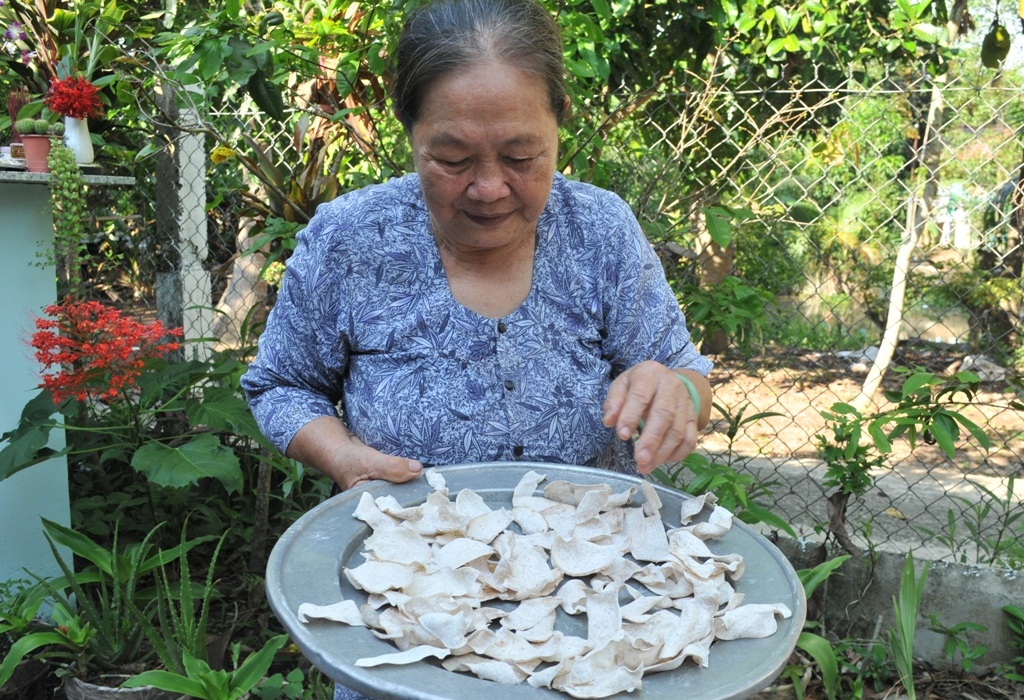 Bất ngờ trước cuộc sống của gia đình “cô gái vàng” Ánh Viên - 11 Còn đây là món ăn trưa của cụ Bảy - khoai cao phơi khô chiên giòn