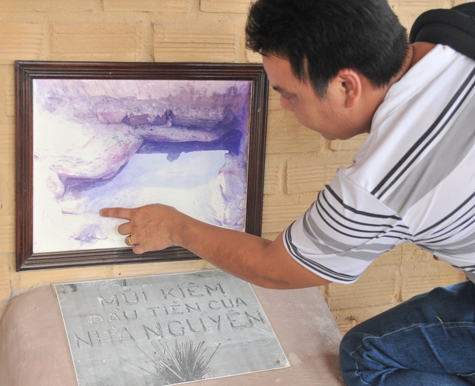 Một du khách chỉ cho chúng tôi xem mũi kiếm đầu tiên của nhà Nguyễn