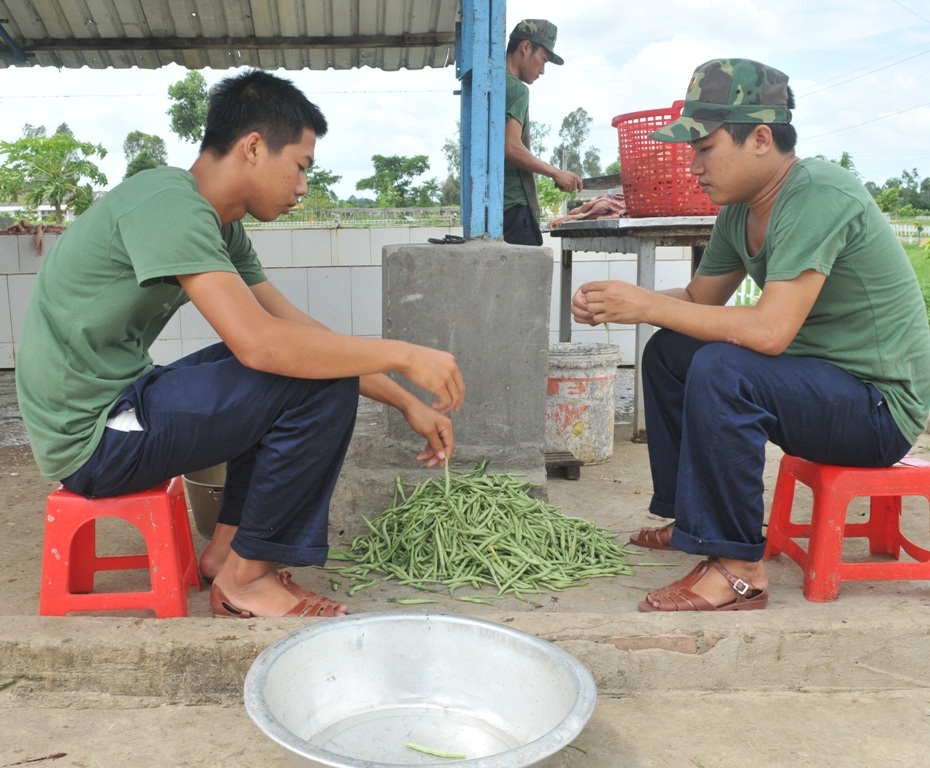Cảm phục “chú bộ đội” nhường giường ngủ, nấu cơm… phục vụ sĩ tử - 1 Các chiến sĩ đang làm đậu que nấu ăn phục vụ thí sinh