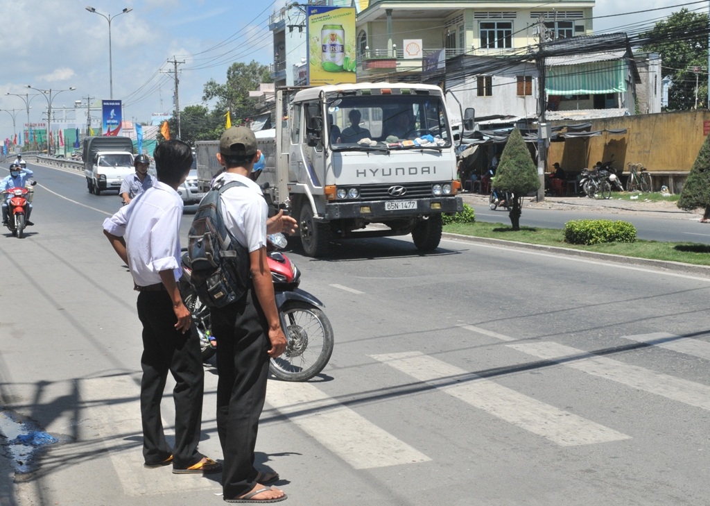 Ngày thi thứ 2: Sáng nay, hơn 900.000 thí sinh thi môn Ngữ Văn - 7 Một ông bố đứa con gái đến điểm thi dưới cái nắng gay gắt