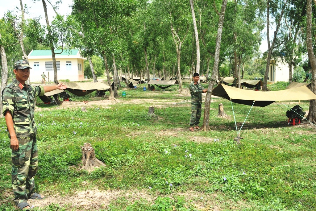 Cảm phục “chú bộ đội” nhường giường ngủ, nấu cơm… phục vụ sĩ tử - 11 Để có chỗ ngủ nghỉ cho các thí sinh và phụ huynh nhiều chiến sĩ đã ra rừng tràm tá túc thế này