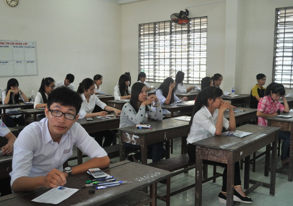 Chùm ảnh: Thí sinh căng thẳng trong phòng thi môn Toán - 14 Các thí sinh bắt đầu bước vào môn thi đầu tiên. (Ảnh: Nguyễn Hành)