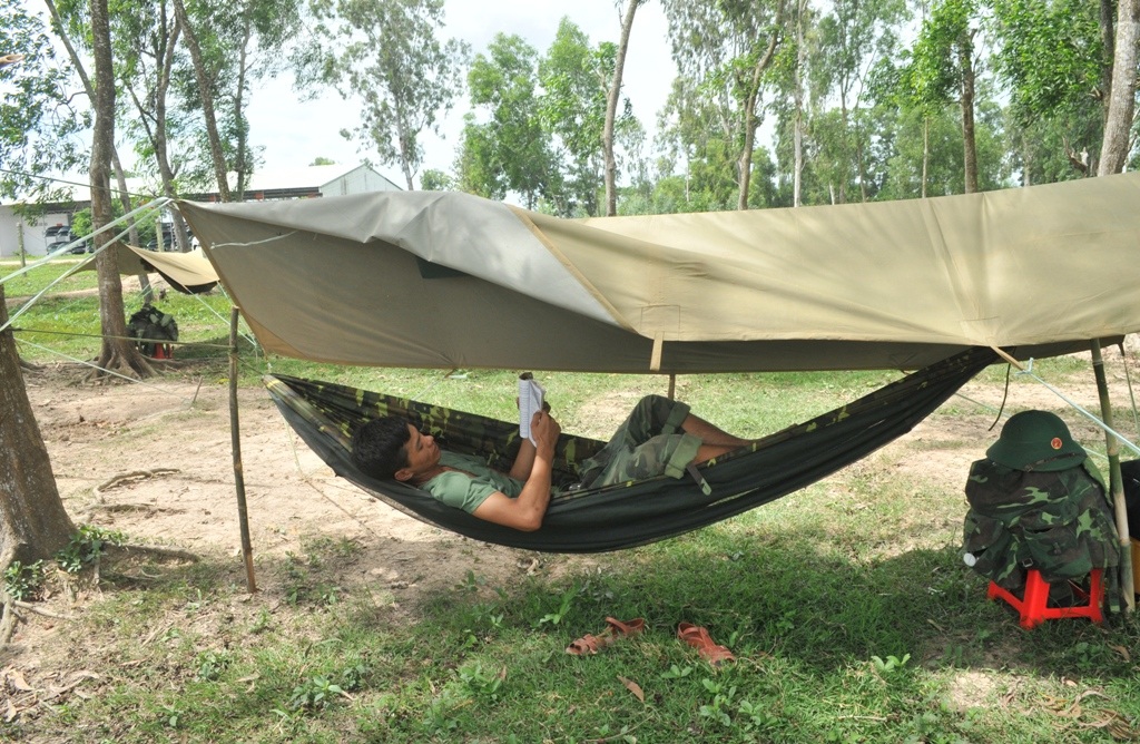 Cảm phục “chú bộ đội” nhường giường ngủ, nấu cơm… phục vụ sĩ tử - 12 Túp lều lí tưởng của các chiến sĩ trong những ngày các thí sinh vào đơn vị ở
