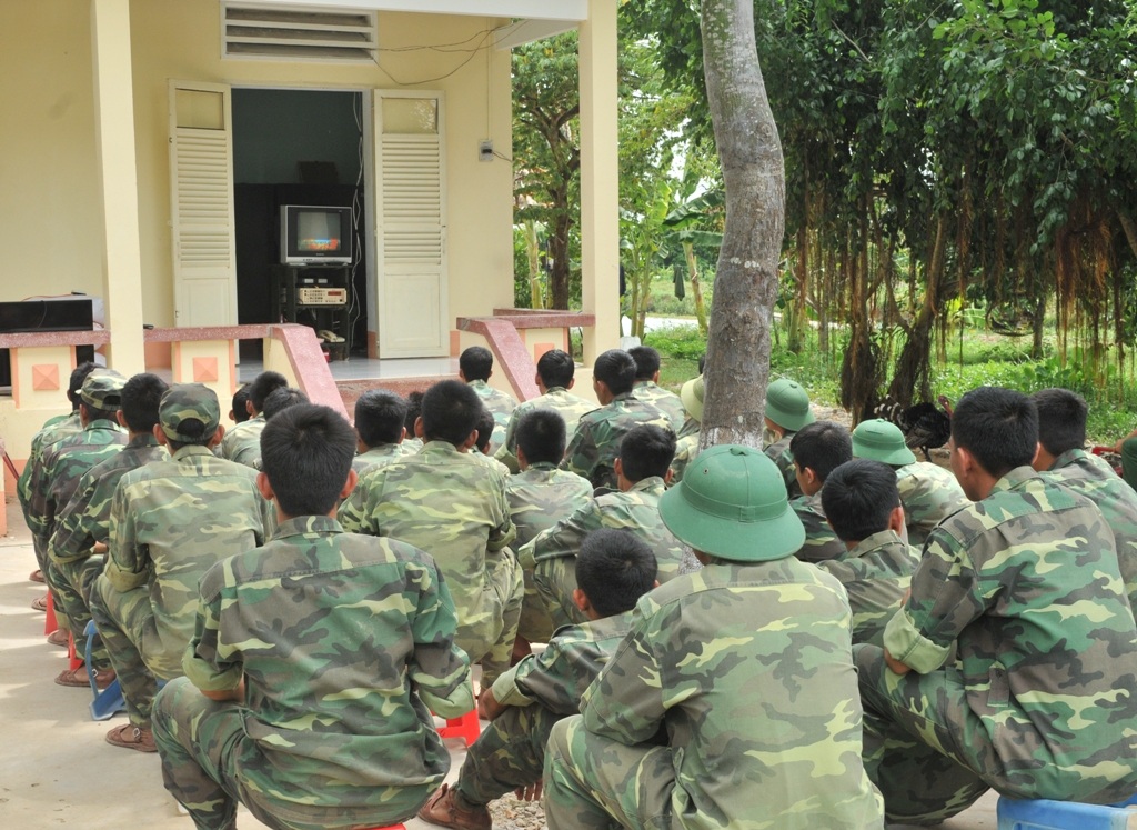 Cảm phục “chú bộ đội” nhường giường ngủ, nấu cơm… phục vụ sĩ tử - 13 Các chiến sĩ cùng xem chương trình Đại hội thi đua quyết thắng toàn quân lần thứ IX