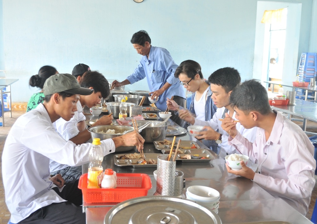Cảm phục “chú bộ đội” nhường giường ngủ, nấu cơm… phục vụ sĩ tử - 10 Cho thức ăn vào thìa