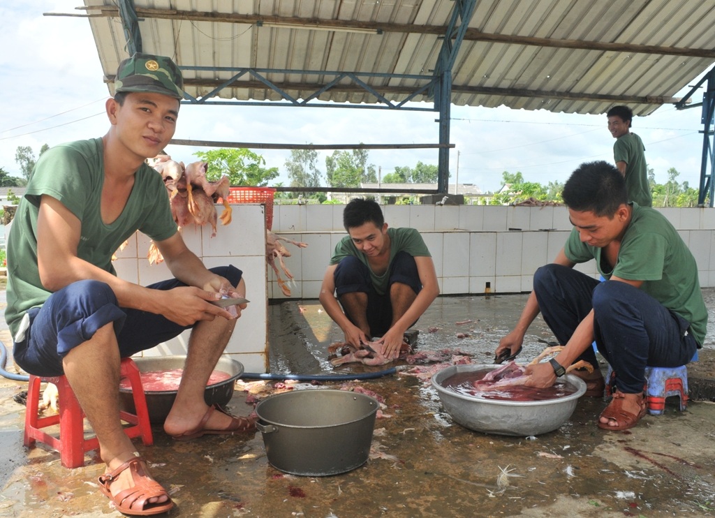Cảm phục “chú bộ đội” nhường giường ngủ, nấu cơm… phục vụ sĩ tử - 2 Một nhóm khác thì đang làm vịt