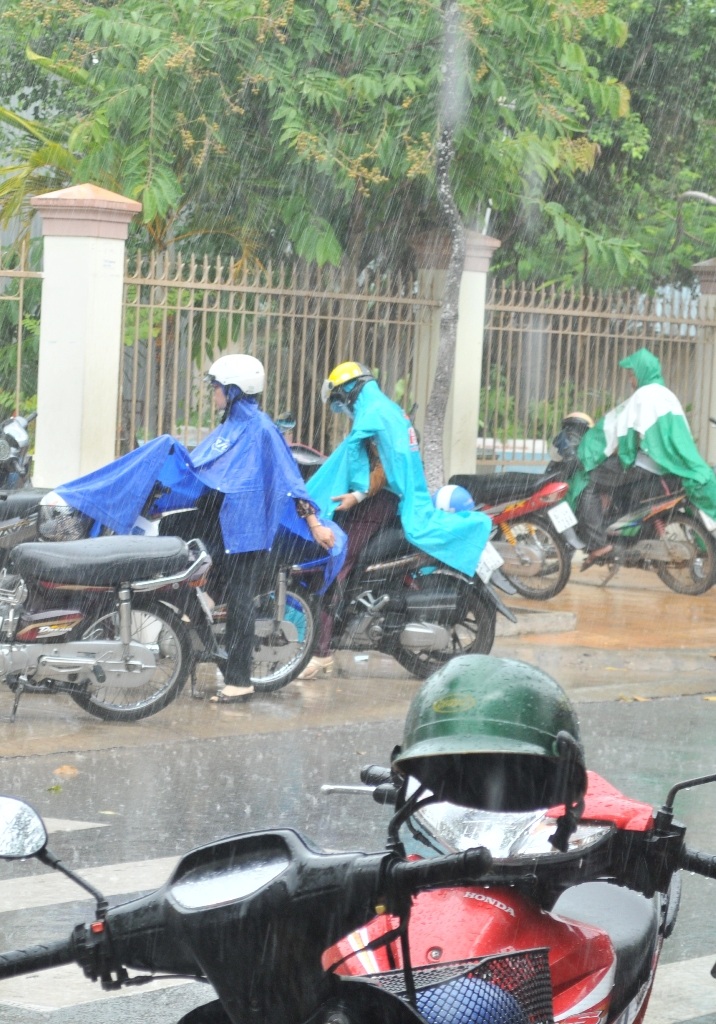 Một số phụ huynh đội mưa đợi các thí sinh.