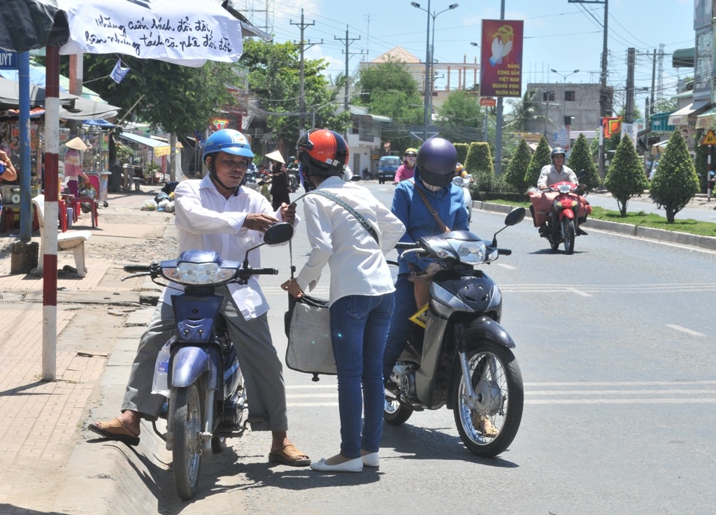 Ngày thi thứ 2: Sáng nay, hơn 900.000 thí sinh thi môn Ngữ Văn - 8 Một ông bố đứa con gái đến điểm thi dưới cái nắng gay gắt