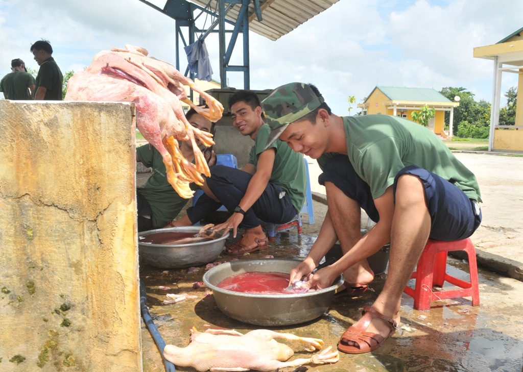 Cảm phục “chú bộ đội” nhường giường ngủ, nấu cơm… phục vụ sĩ tử - 3 Ai nấy đều vui vẻ khi biết công việc của mình phục vụ cho các thí sinh