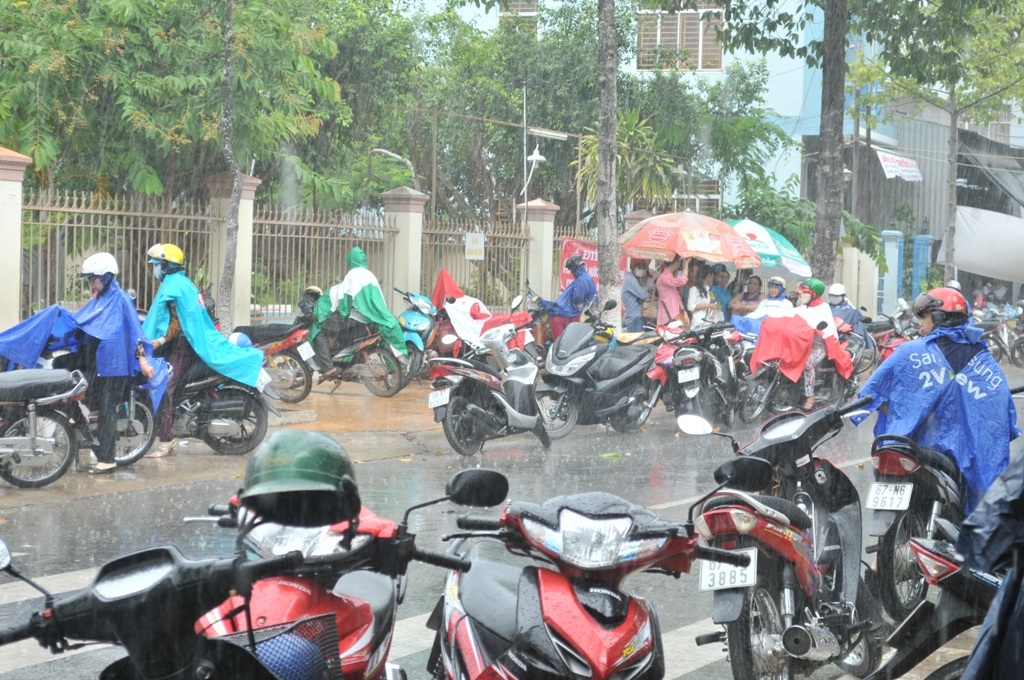 Cơn mưa phần nào giải nhiệt cho các thí sinh sau những ngày căng mình chịu cái nắng gay gắt.