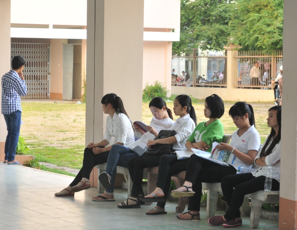 Đi thi từ lúc tờ mờ sáng - 24 Các thí sinh có mặt rất sớm với nhiều tâm trạng khác nhau.