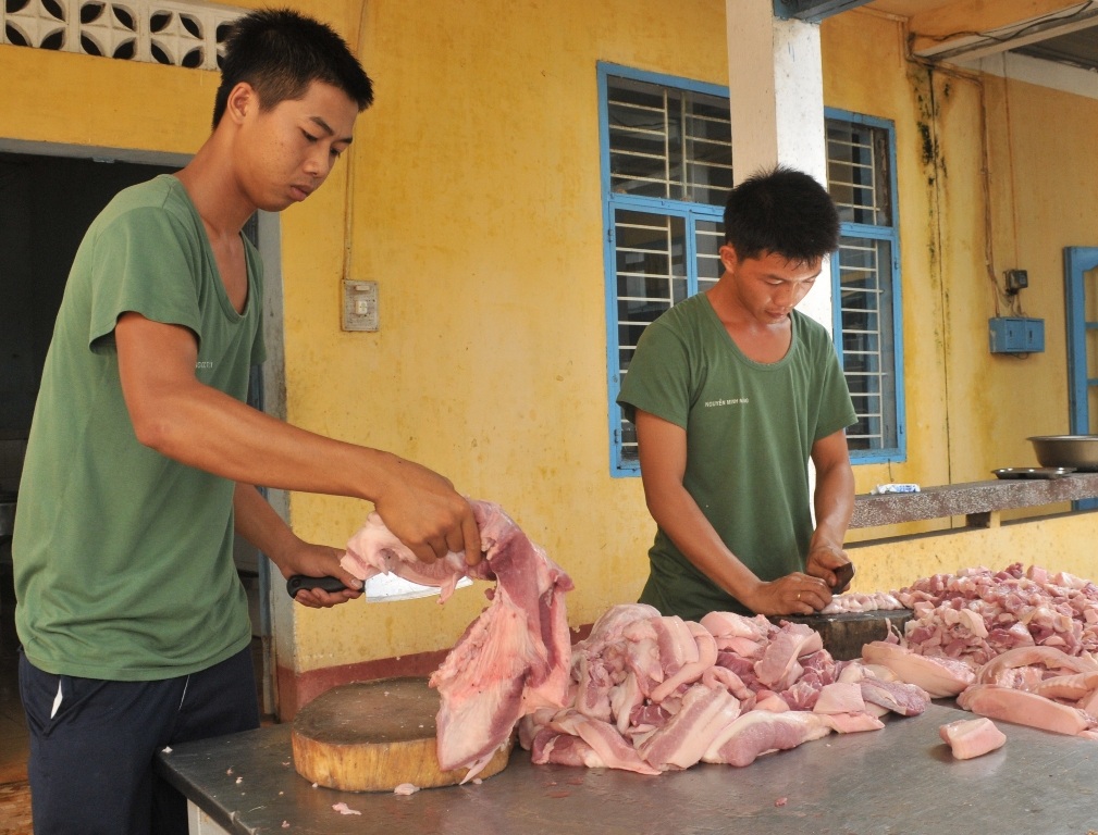 Cảm phục “chú bộ đội” nhường giường ngủ, nấu cơm… phục vụ sĩ tử - 4 Và thịt lợn cũng được các chiến sĩ đưa vào thực đơn