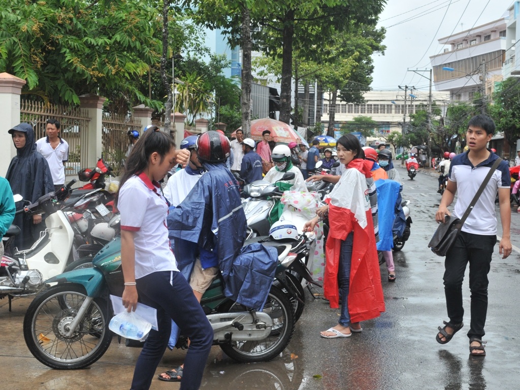Cơn mưa phần nào giải nhiệt cho các thí sinh sau những ngày căng mình chịu cái nắng gay gắt.