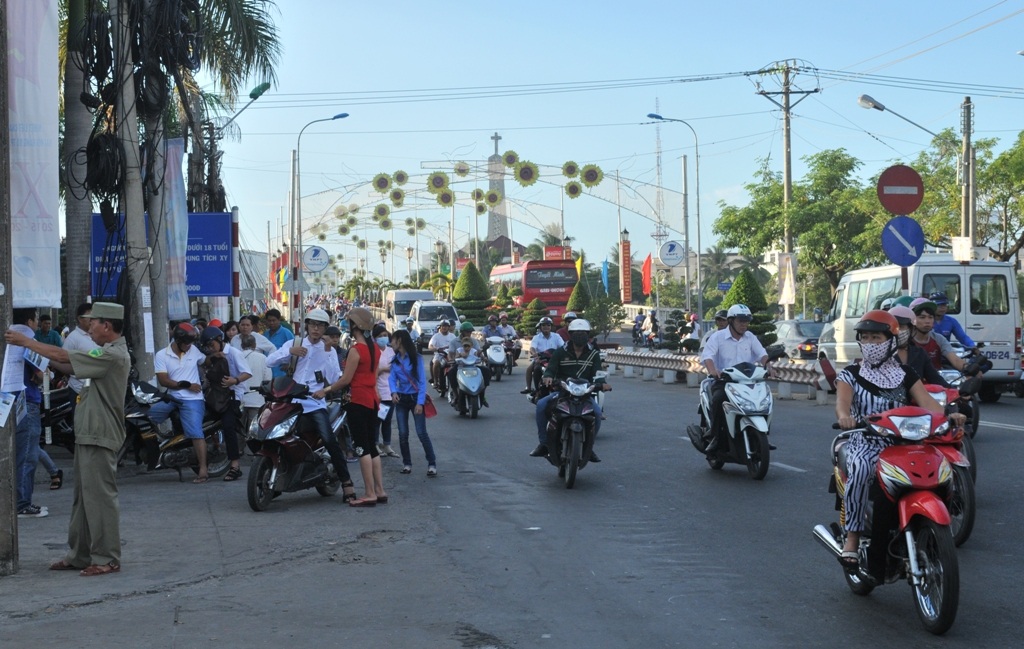 Đi thi từ lúc tờ mờ sáng - 26 Các thí sinh có mặt rất sớm với nhiều tâm trạng khác nhau.
