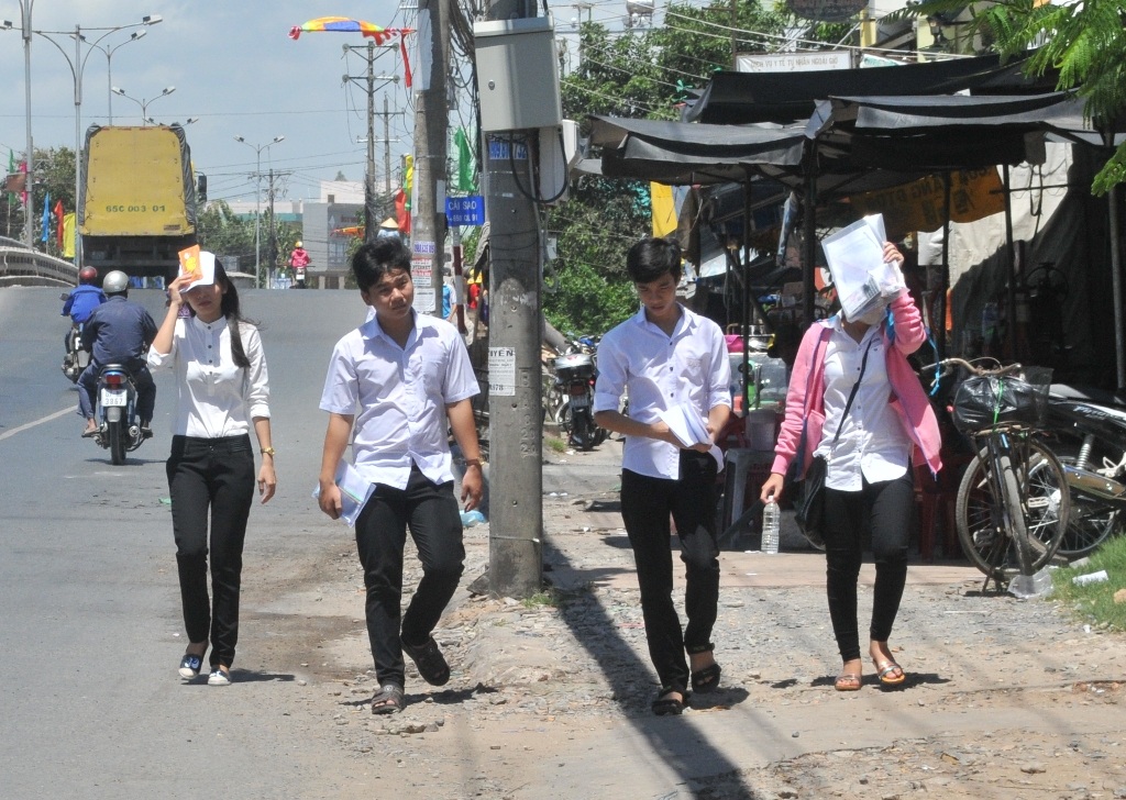 Ngày thi thứ 2: Sáng nay, hơn 900.000 thí sinh thi môn Ngữ Văn - 10 Đầu trần, đi bộ đến điểm thi